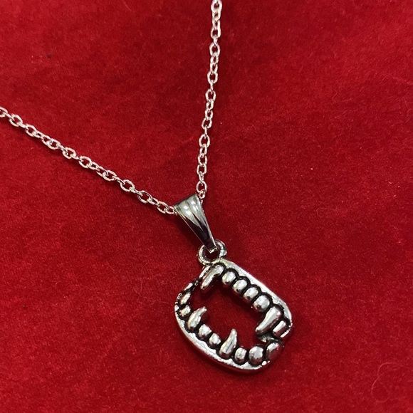 Vampire Fangs Necklace Gothic Halloween Teeth - Picture 6 of 10